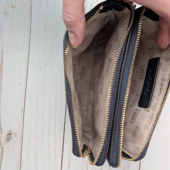 Michael Kors Bucket Bag with Detatchable Crossbody Strap & Matching Wristlet - Picture 12 of 12